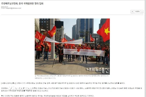 Các hãng truyền thông lớn của Hàn Quốc đưa tin về cuộc biểu tình. (Ảnh: Vietnam+)