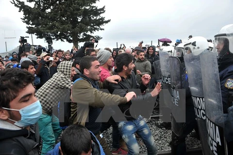 Người di cư mắc kẹt tại khu vực biên giới Hy Lạp-Macedonia ở gần làng Idomeni ngày 27/3. (Nguồn: AFP/TTXVN)