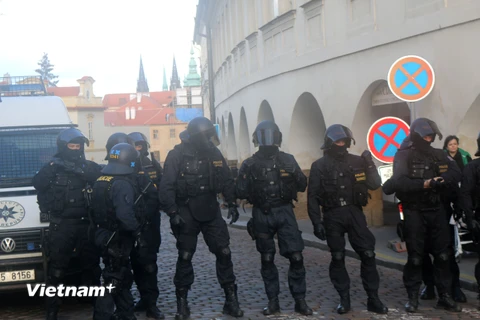 Lực lượng an ninh trên đường phố châu Âu. (Ảnh: Vietnam+)