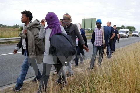 Người nhập cư tại khu vực cảng Calais, miền bắc Pháp. (Nguồn: AFP/TTXVN)