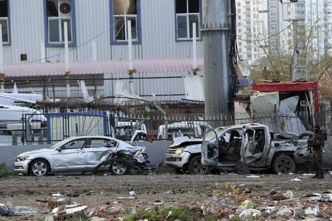 Hiện trường vụ đánh bom xe ở thành phố Diyarbakir. (Ảnh: Reuters)