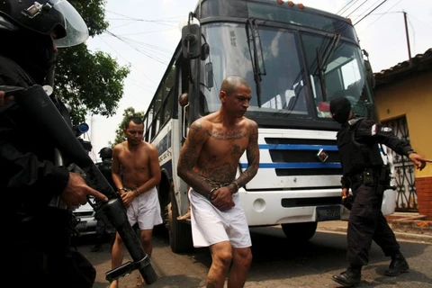 Thành viên băng đảng Mara Salvatrucha tại nhà tù Quezaltepeque. (Ảnh: Reuters)