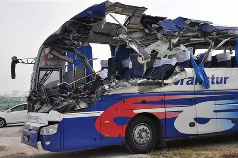 Chiếc xe buýt chở khách du lịch bị hư hỏng nặng. (Ảnh: Vicente Brito/ Escambray)