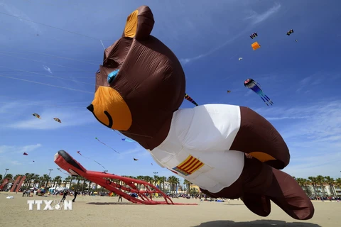 Lễ hội diều quốc tế tại bờ biển Malvarrosa ở Valencia, Tây Ban Nha. (Ảnh: AFP/TTXVN)