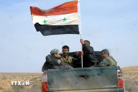  Binh sỹ Syria làm nhiệm vụ trong chiến dịch tại Qaryatain, Homs ngày 20/3. (Ảnh: THX/TTXVN)