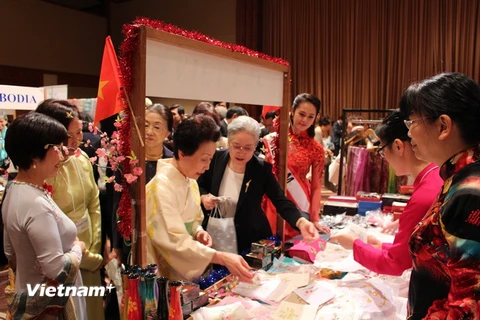 Gian hàng của Việt Nam đã thu hút được sự chú ý của rất nhiều khách tham gia hội chợ. (Ảnh: Nguyễn Tuyến/Vietnam+)