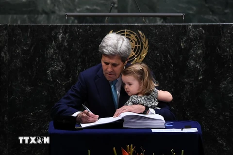 Ngoại trưởng Mỹ John Kerry ký kết Hiệp định Paris về biến đổi khí hậu. (Nguồn: AFP/TTXVN)