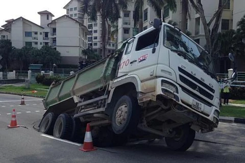 Singapore: Ôtô bất ngờ sụp "hố tử thần" giữa giờ cao điểm