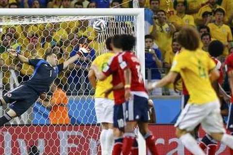 Cận cảnh siêu phẩm sút phạt đưa Brazil vào bán kết của Luiz