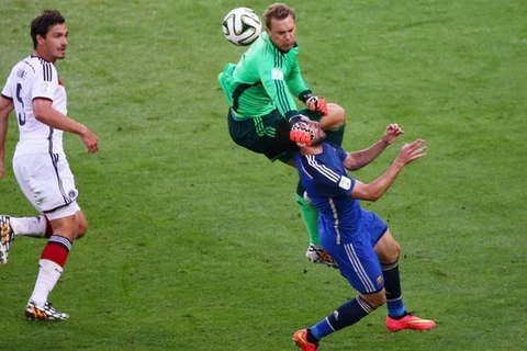 Cận cảnh Neuer đấm bóng ghê rợn khiến Higuain suýt bất tỉnh 