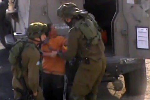 Video lính Israel còng tay cậu bé Palestine thiểu năng gây phẫn nộ