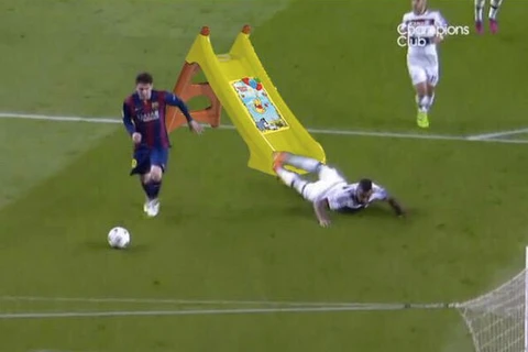Ảnh chế pha lừa bóng của Messi khiến Boateng "ngã dập mặt"
