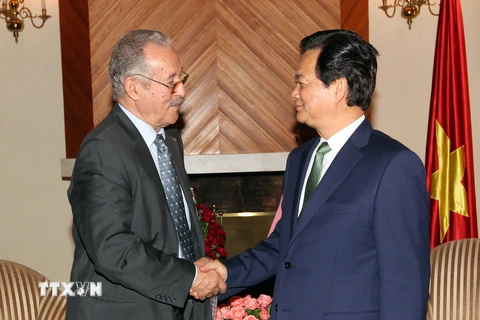 Thủ tướng Nguyễn Tấn Dũng tiếp Hội Hữu nghị Việt Nam-Algeria do ông Cherfaoui Tayeb, Chủ tịch hội dẫn đầu. (Ảnh: Đức Tám/TTXVN)