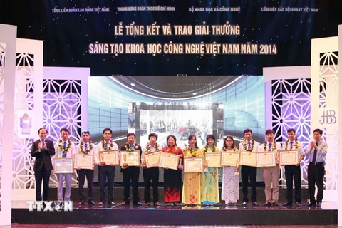 Trao giải thưởng sáng tạo khoa học công nghệ Việt Nam năm 2014. (Ảnh: Anh Tuấn/TTXVN)