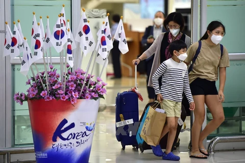 Khách du lịch đeo khẩu trang để phòng tránh lây nhiễm MERS tại thủ đô Seoul, Hàn Quốc. (Nguồn: AFP/TTXVN) 