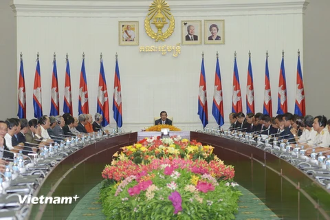 Thủ tướng Chính phủ Campuchia Hun Sen tiếp Đoàn đại biểu Trung ương Hội Hữu nghị Việt Nam-Campuchia. (Ảnh: Xuân Khu/Vietnam+)