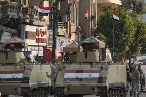 Binh sỹ quân đội Ai Cập gác tại Quảng trường Tahrir, Thủ đô Cairo. (Nguồn: THX/TTXVN) 
