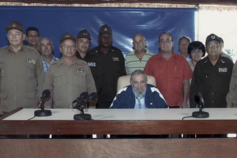 Lãnh tụ Fidel Castro gặp mặt với các sỹ quan quân đội và quân nhân tiêu biểu của Cuba. (Nguồn: AFP)