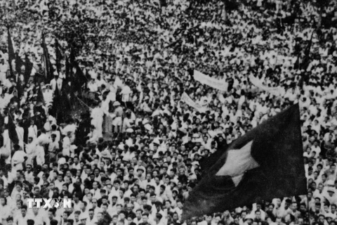 Ngày 19/8/1945, hàng vạn người dân Thủ đô dự míttinh tại Quảng trường Nhà hát Lớn thành phố chào mừng thắng lợi của Cách mạng tháng Tám. (Ảnh: Tư liệu TTXVN)