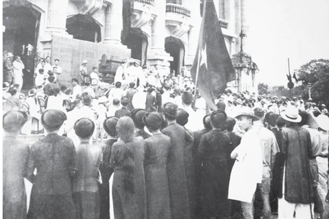 Các tầng lớp công thương Hà Nội nô nức ủng hộ Quỹ Độc lập và Tuần lễ Vàng tổ chức tại Nhà hát Lớn Hà Nội (tháng 9/1945).