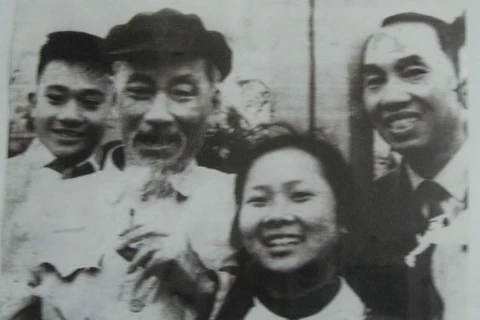 Nhà báo Bùi Đình Túy (ngoài cùng bên phải) được chụp ảnh chung với Bác Hồ. (Nguồn: trianlietsi.vn) 