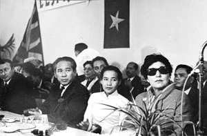 Nhà báo Dương Thị Duyên (áo trắng) trong một cuộc míttinh của nhân dân Pháp ủng hộ lập trường đàm phán của đoàn Việt Nam Dân chủ Cộng hòa, Hội nghị Paris, 1968. (Nguồn: TTXVN)