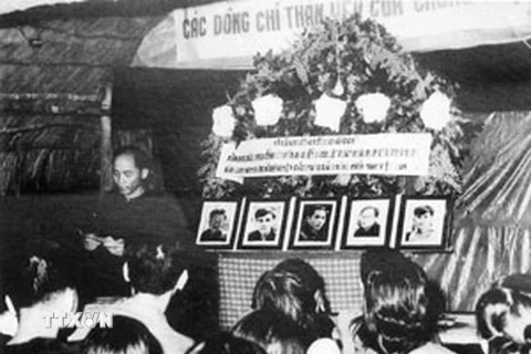 Lễ truy điệu 5 liệt sỹ của TTXGP hy sinh trong chiến dịch Mậu Thân 1968. (Nguồn: TTXVN)