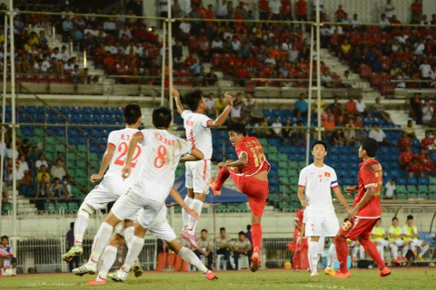 U19 Việt Nam (áo trắng) giành vé vào vòng chung kết U19 châu Á. (Nguồn: MFF)