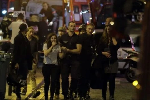 [Video] Tấn công khủng bố tại Paris, hơn 100 người thiệt mạng