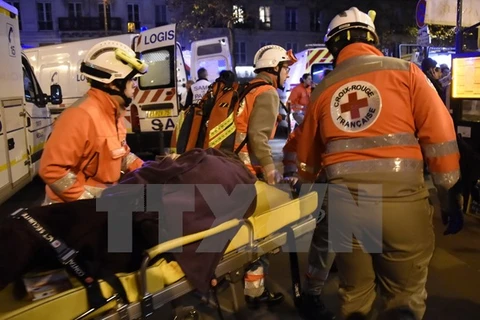 Lực lượng cứu hộ chuyển người bị thương trong vụ tấn công ở nhà hát Bataclan ngày 13/11. (Nguồn: AFP/TTXVN)
