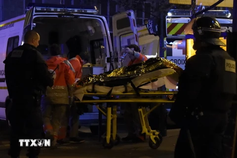 Chuyển người bị thương tại hiện trường vụ tấn công gần nhà hát Bataclan, trung tâm Paris ngày 13/11. (Nguồn: AFP/ TTXVN)