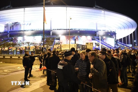 Cảnh sát phong tỏa bên ngoài sân vận động Stade de France. (Nguồn: AFP/TTXVN)