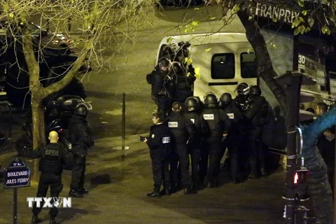 Cảnh sát phong tỏa quảng trường Jules Ferry ở trung tâm Paris sau hàng loạt vụ tấn công khủng bố ngày 13/11. (Nguồn: AFP/TTXVN)