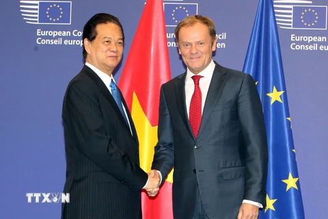 Thủ tướng Chính phủ Nguyễn Tấn Dũng gặp Chủ tịch Hội đồng châu Âu Donald Tusk. (Ảnh: Đức Tám/TTXVN) 