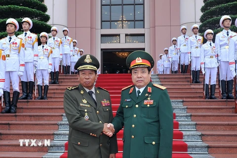 Bộ trưởng Bộ Quốc phòng Phùng Quang Thanh đón Phó Thủ tướng kiêm Bộ trưởng Quốc phòng Campuchia Tia Banh. (Ảnh: Trọng Đức/TTXVN)
