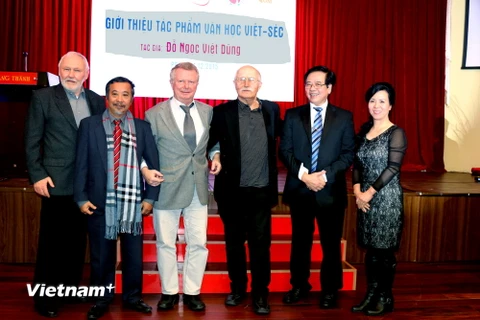 Nhà văn Đỗ Ngọc Việt Dũng (quàng khăn) với các nhà văn Séc (Ảnh: Ngọc Mai/Vietnam+)
