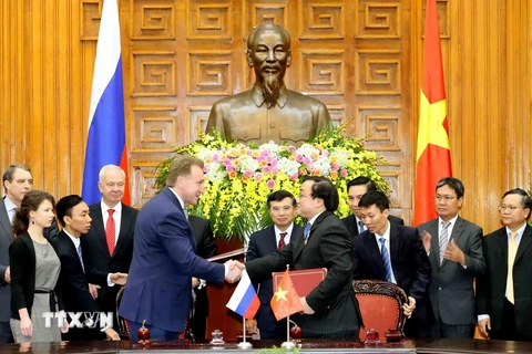 Phó Thủ tướng Hoàng Trung Hải và Phó Thủ tướng thứ nhất Liên bang Nga I. Shuvalov ký Biên bản cuộc họp. (Ảnh: An Đăng/TTXVN)