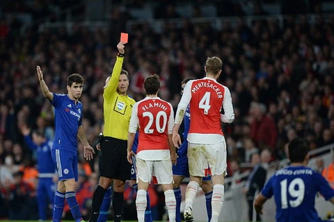 Per Mertesacker lĩnh thẻ đỏ sau pha phạm lỗi với Costa. (Nguồn: DM)