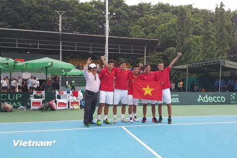 Niềm vui của đội tuyển quần vợt Việt Nam sau chiến thắng. (Ảnh: Mạnh Linh/Vietnam+)