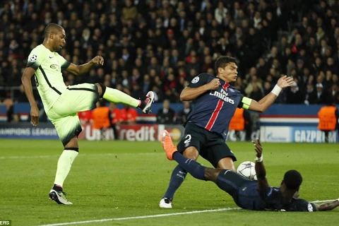 Fernandinho giúp Man City hòa 2-2 trên sân PSG. (Nguồn: Reuters)