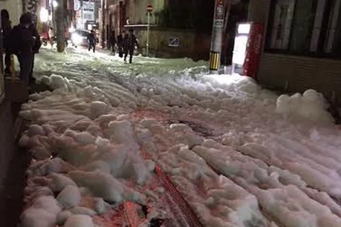 Bọt khí bí ấn xuất hiện trên đường phố Nhật Bản. (Nguồn: RT)