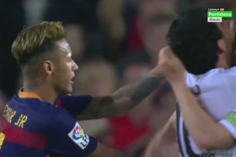 Barragan bị Neymar tát vào mặt khi đang ăn mừng. (Nguồn: goal.com)