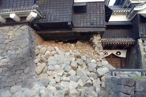 Một phần của lâu đài Kumamoto bị hư hại. (Nguồn: japantoday)