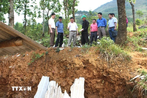 Phó chủ tịch tỉnh Hà Giang kiểm tra công tác khắc phục hậu quả. (Ảnh: Duy Tuấn/TTXVN)