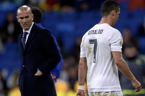 Ronaldo lạnh lùng với Zidane. (Nguồn: Marca)