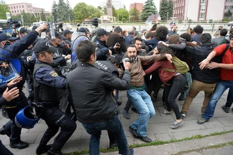 Cảnh sát Thổ Nhĩ Kỳ giải tán người biểu tình. (Nguồn: AFP)