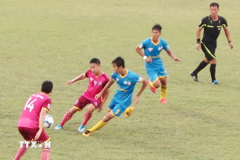 Pha tranh bóng giữa các cầu thủ Sanna Khánh Hòa BVN và Sài Gòn FC. (Ảnh: Tiên Minh/TTXVN)