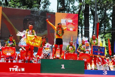 Các VĐV nhận giải Nhất, Nhì và Ba chung cuộc của Cuộc đua tranh Cúp truyền hình Thành phố Hồ Chí Minh lần thứ 28. (Ảnh: Mạnh Linh/TTXVN)