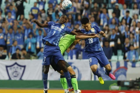 Một pha tranh bóng trong trận Jiangsu Suning FC hòa Jeonbuk FC 2-2. (Nguồn: AFC)