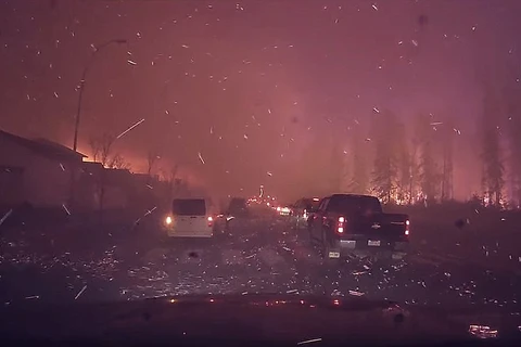 Cảnh tượng hãi hùng do cháy rừng ở Canada. (Nguồn: YouTube)